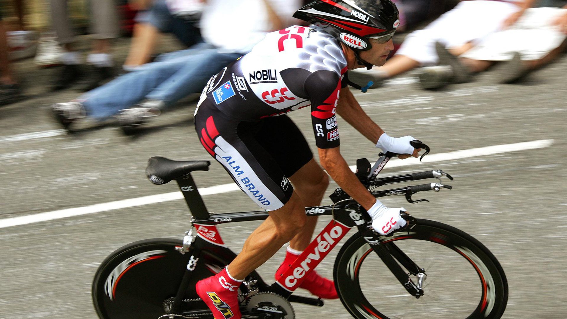 Milan Sports-乔治中距离跳投稳定快船持续掌控比分，乔治 快船